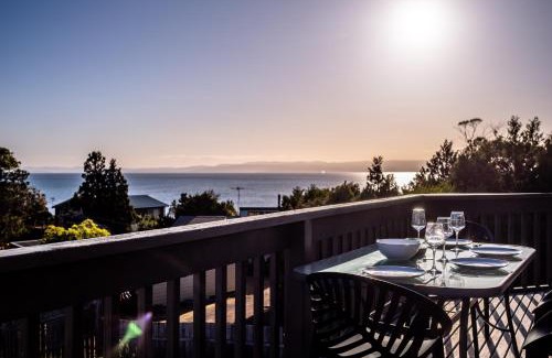 Coles Bay House | Inviting Lookout: Family Retreat with Scenic Views