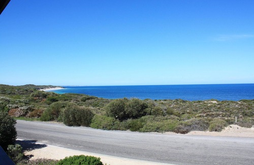 Warrenben House | Discover The Lookout with Exceptional Ocean Views & Breakfast