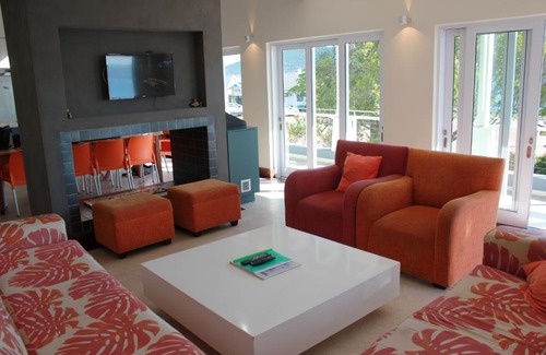 Knysna Apartment | Stunning Stay at The Lookout - Thesen Islands, Rated 9.6