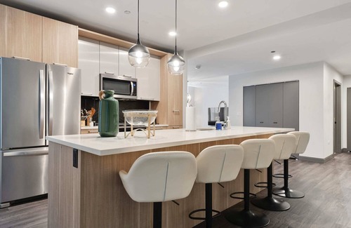 Downtown Chicago Apartment | Relax at Cloud9: Gym, Pool & Basketball Court Awaits