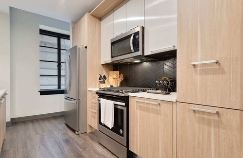 Downtown Chicago Apartment | Relax at Cloud9: Gym, Pool & Basketball Court Awaits