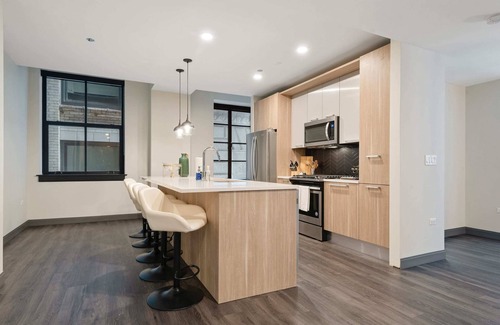 Downtown Chicago Apartment | Relax at Cloud9: Gym, Pool & Basketball Court Awaits