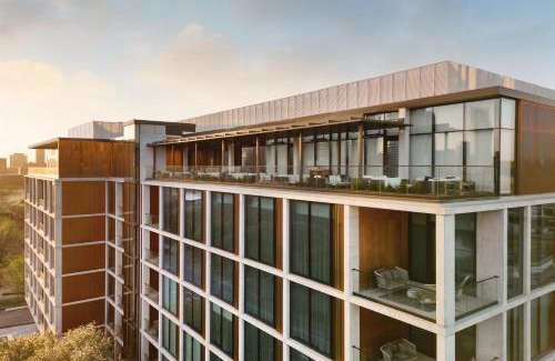 Zilker Hotel | Elegant The Loren at Lady Bird Lake with Spa & Pool Access