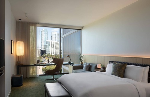 Zilker Hotel | Discover The Loren at Lady Bird Lake - 5-Star Eco-Friendly Escape