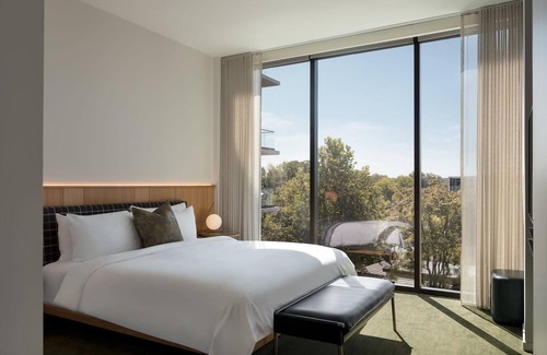 Zilker Hotel | Discover The Loren at Lady Bird Lake - 5-Star Eco-Friendly Escape