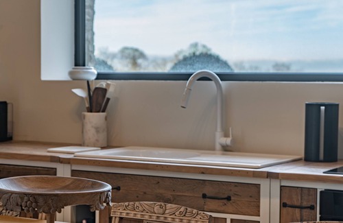 Nexon House | Elegant Stay at The Louis Aragon Cottage with Family Amenities