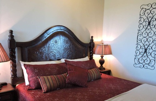 Johnson City Apartment | Guest Rated 9.8: The Louis XIV Suite at Lighthouse Hill Ranch