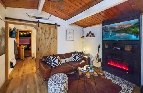 Sugarloaf Apartment | Cozy Retreat at The Love Shack Big Bear - Pet Friendly & Spa