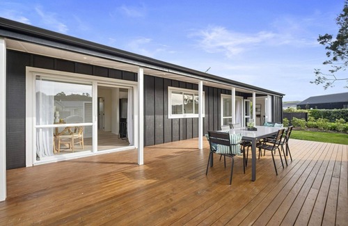 Matakana House | Cozy Getaway at The Love Shack - Matakana Holiday Home