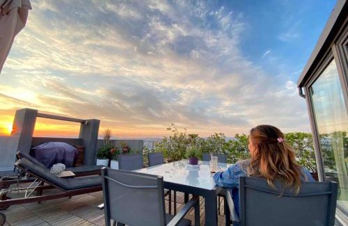 Palaio Faliro Apartment | Cozy Love Suite 1 in Athens Riviera with Pool & Kitchen