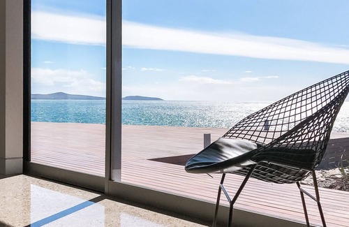 Low Head House | Unwind at The Low Head Beach House with Spa & Hot Tub
