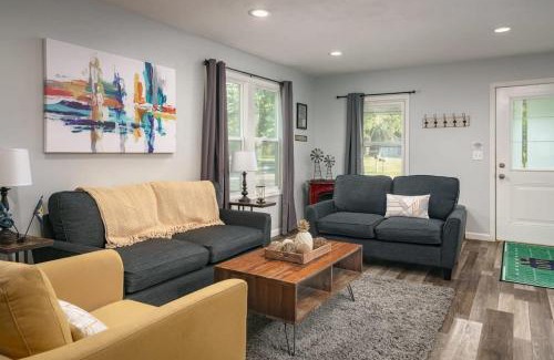 Roseland House | Inviting Lucky Charm Home: BBQ, Outdoor Games & Coffee