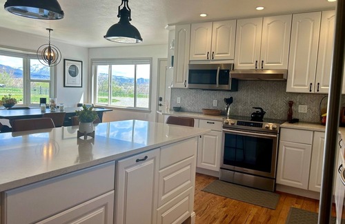 Hotchkiss House | Experience The Luna Lodge: Pet-Friendly, Family Ready Stay