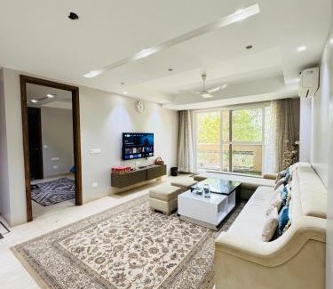 Nizamuddin Apartment | Pet-Friendly Retreat: The LUTF - 4-Star Guest Rated 10/10