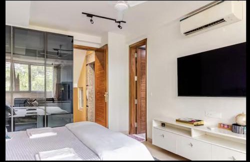 Nizamuddin Apartment | Pet-Friendly Retreat: The LUTF - 4-Star Guest Rated 10/10