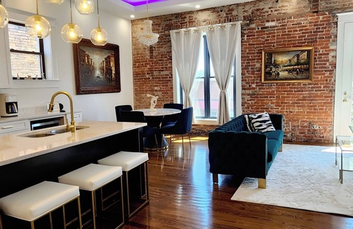 Metropolis Apartment | The Luxe High Roller! 2 bed apt in Metropolis near Harrah's Casino! Pet friendly