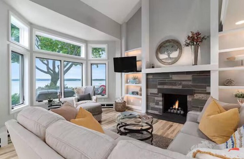 Charlevoix House | The Luxe Lake House