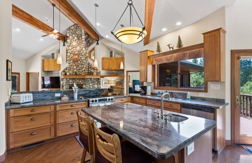 Gold Mountain House | Experience The Luxe Lodge: Private Hot Tub & Golf Views