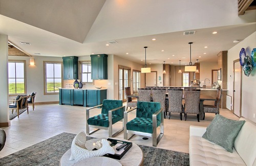 Port Aransas House | Beachfront Oasis with Pool and Ocean Views – 10/10 Rated