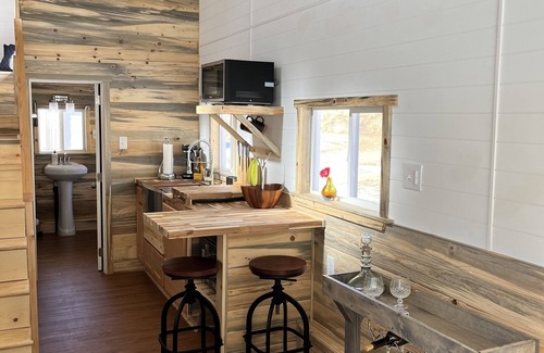 Mayhill Cottage | Cozy Tiny Cottage with Breakfast & Child-Friendly Amenities