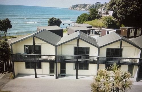 Maketu Villa | Relax at Okurei Villa with Ocean View and Wine on the Balcony