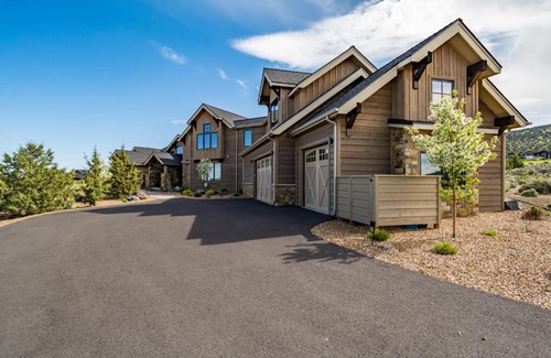 Powell Butte House | Discover the Ranch Life: 4-Star Retreat with Pool & Hot Tub