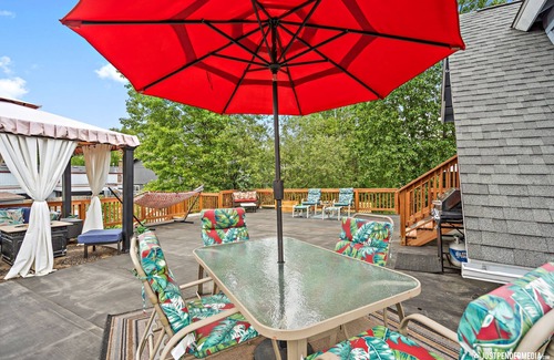 Old Seward - Oceanview Apartment | Pet-Friendly Luxury Loft in Anchorage with Spa & Hot Tub