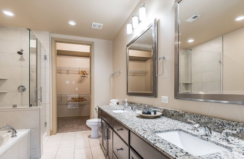 Greenway Plaza-Upper Kirby House | The Luxury Suites of Houston