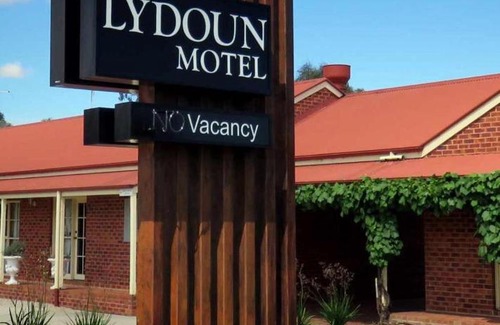 Chiltern Hotel | Budget-Friendly Stay at The Lydoun Motel with Pool Access
