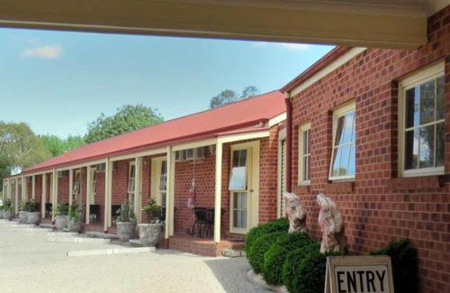Chiltern Hotel | Budget-Friendly Stay at The Lydoun Motel with Pool Access