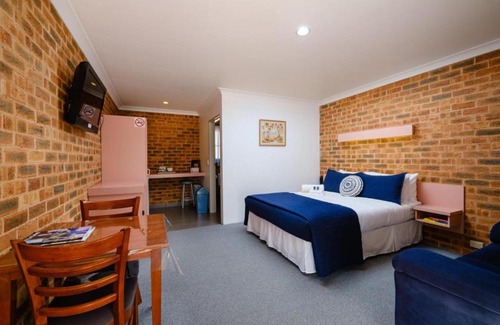 Chiltern Hotel | Budget-Friendly Stay at The Lydoun Motel with Pool Access