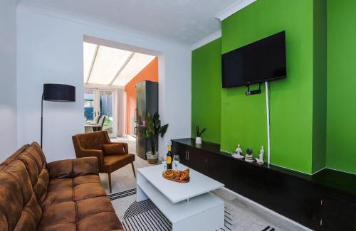 Tunstall Apartment | The Lyme Escape - Cosy & Spacious 3-Bed by Parydise Properties - Free Parking Included