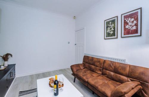 Tunstall Apartment | The Lyme Escape - Cosy & Spacious 3-Bed by Parydise Properties - Free Parking Included