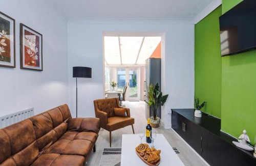 Tunstall Apartment | The Lyme Escape - Cosy & Spacious 3-Bed by Parydise Properties - Free Parking Included