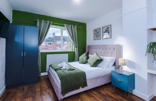 Tunstall Apartment | The Lyme Escape - Cosy & Spacious 3-Bed by Parydise Properties - Free Parking Included