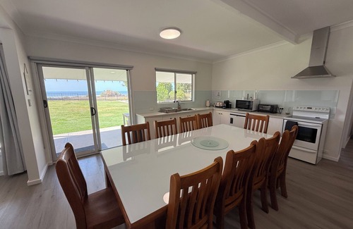 Port Vincent House | The Mac Shack- 4 bedroom beachfront holiday home with sea views!