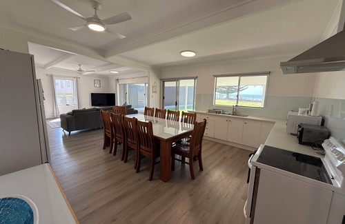 Port Vincent House | The Mac Shack- 4 bedroom beachfront holiday home with sea views!