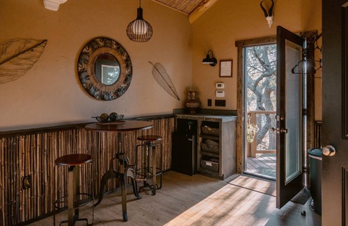 Dripping Springs Cabin | Explore The Machan Treehouse: Guest Rated 9.6 with Spa & Pool