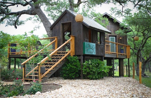 Dripping Springs Cabin | Explore The Machan Treehouse: Guest Rated 9.6 with Spa & Pool