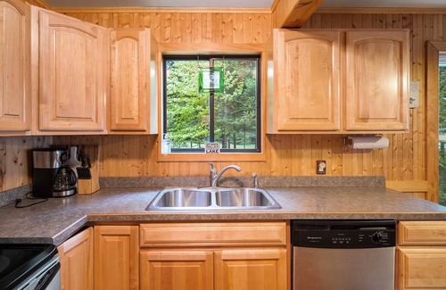 Mackinaw City Cottage | Scenic Lakefront Retreat, Steps from the Ferry