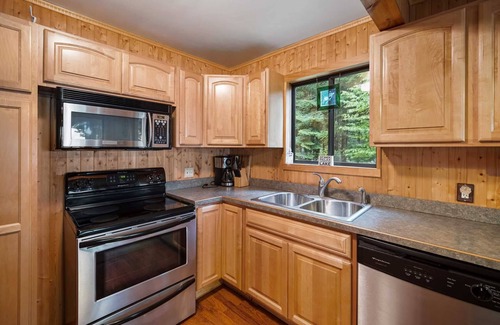 Mackinaw City Cottage | Scenic Lakefront Retreat, Steps from the Ferry