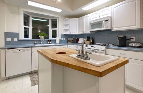 Baker City Apartment | Outstanding Madison, Downtown: 4 Bdrm with Hot Tub Awaits