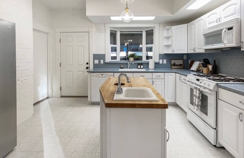 Baker City Apartment | Outstanding Madison, Downtown: 4 Bdrm with Hot Tub Awaits