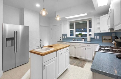Baker City Apartment | Outstanding Madison, Downtown: 4 Bdrm with Hot Tub Awaits