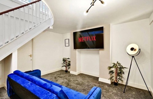 Gravesend Apartment | Discover Family-Friendly Stays at The Madrian Hotel