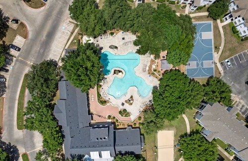Pleasant Valley Apartment | The Magenta - Bold Design + Prime Location + Sleeps 12 + Amenities