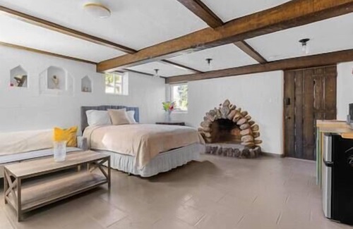 Newhall Villa | Discover The Magic Castle - Six Flags: Your Ideal Getaway