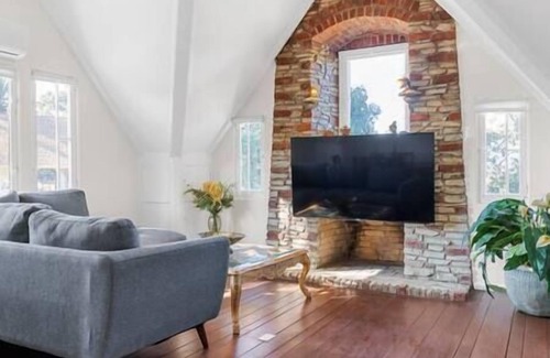 Newhall Villa | Discover The Magic Castle - Six Flags: Your Ideal Getaway