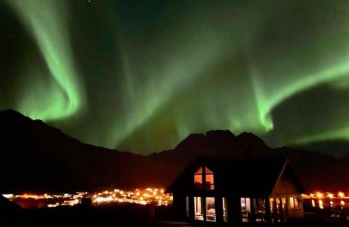 Sørvagen Ski Chalet | Discover The Magic View of Lofoten - Nature & Sea Retreat