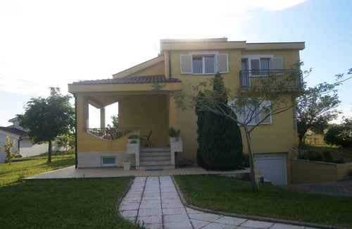 Blizanci Villa | Discover VILLA IVANKA: Garden Oasis with Breakfast & Kitchen